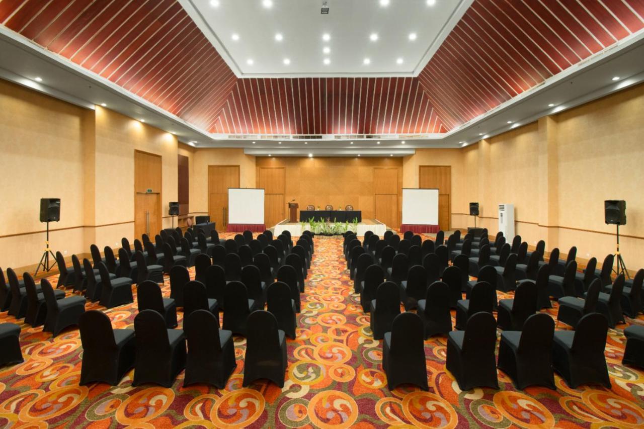 Aston Manado Hotel Exterior foto
